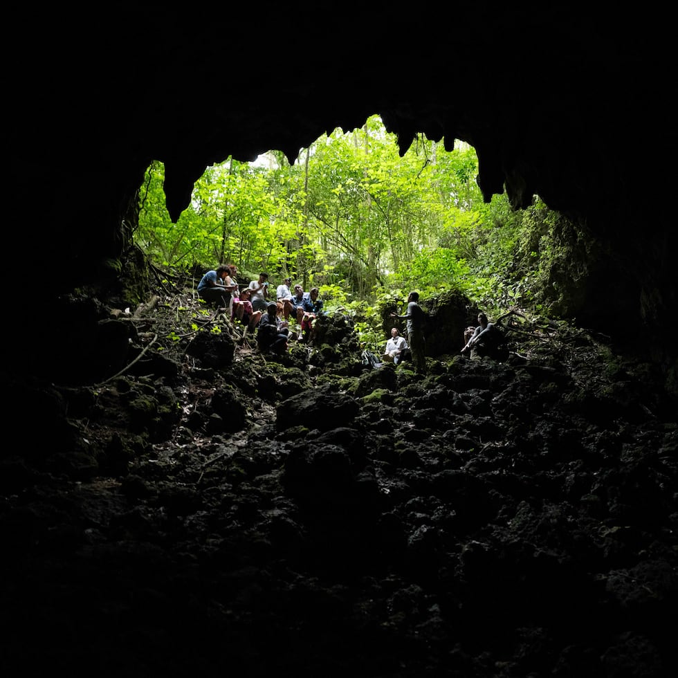 El momento más especial de la cita es la llegada a Cueva Encantada, una inmensa formación que alberga miles de murciélagos.
