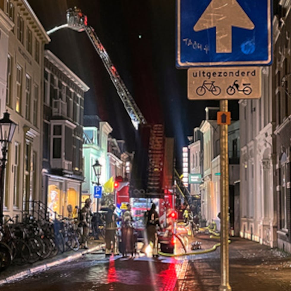 Los bomberos extinguen el fuego en el lugar de una explosión en Utrecht, Países Bajos, el jueves 15 de enero de 2026. (AP Photo/Ahmad Seir)