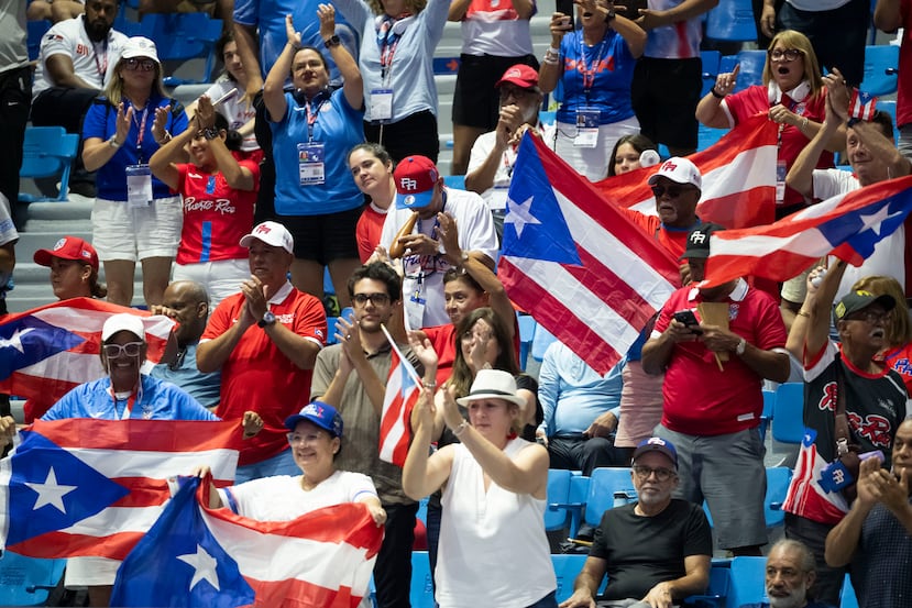 Fanáticos boricuas apoyan a los tenismesistas en la última jornada de esta disciplina.