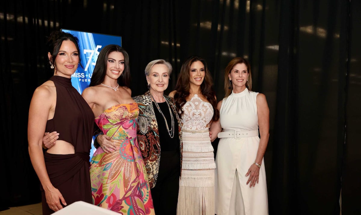 Reinas puertorriqueñas inauguran exhibición "The Miss Universe Experience" en Puerto Rico