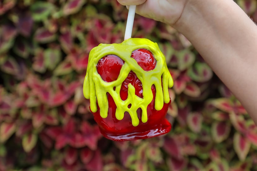 Manzana caramelizada en Disney Springs