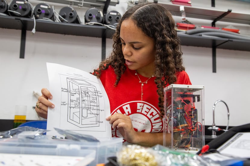 El premio incluye $1,500 para materiales y un kit de inicio con la cápsula o caja de vuelo donde el experimento de los alumnos viajará a bordo de una nave espacial suborbital.