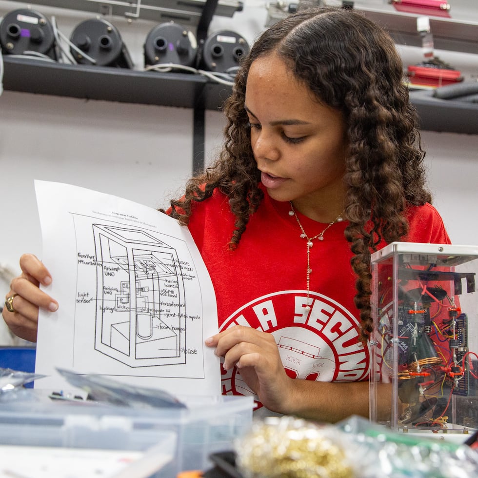 El premio incluye $1,500 para materiales y un kit de inicio con la cápsula o caja de vuelo donde el experimento de los alumnos viajará a bordo de una nave espacial suborbital.