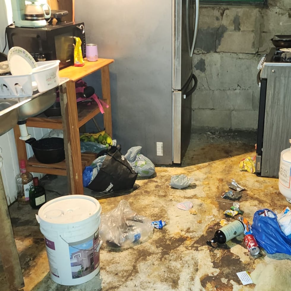 La Policía reportó que encontró a cinco menores en condiciones "infrahumanas" durante el allanamiento de una residencia, donde encontraron drogas y un arma de fuego.