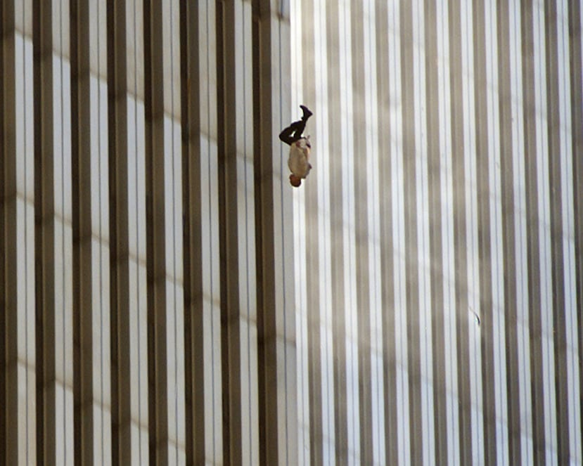 ARCHIVO - Una persona cae desde la torre norte del World Trade Center de Nueva York el 11 de septiembre de 2001, luego de que terroristas estrellaran dos aviones secuestrados contra las Torres Gemelas de 110 pisos y las derribaran. (AP Foto/Richard Drew, archivo)