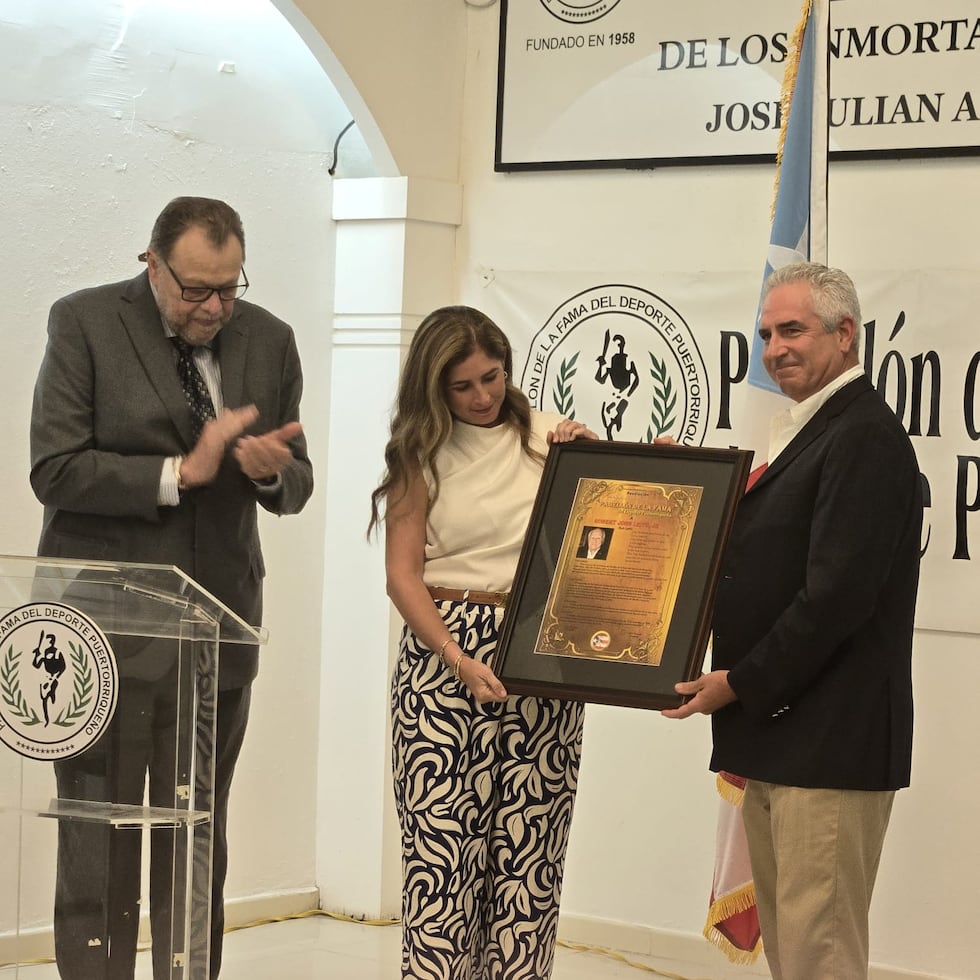 Los nietos de Bob Leith, Franco Leith y Katherine Pietri Leith, reciben el reconocimiento junto a Jimmy Thorsden, presidente del Pabellón.