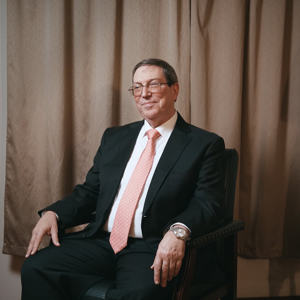 El ministro de Relaciones Exteriores de Cuba, Bruno Rodríguez, posa para una foto en la Misión Permanente de Cuba, en Nueva York.