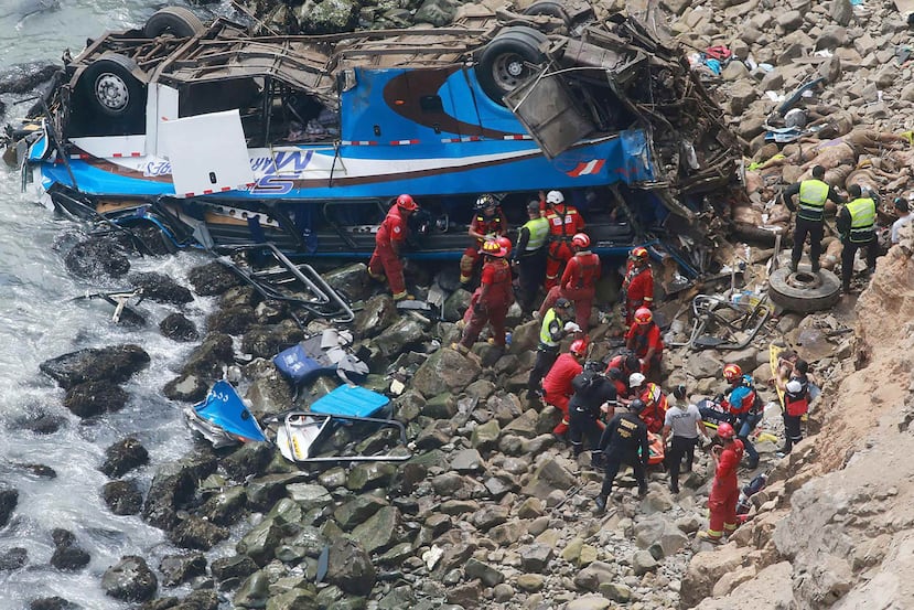 Un grupo de bomberos y policías durante las labores de rescate del autobús siniestrado en Perú (EFE).