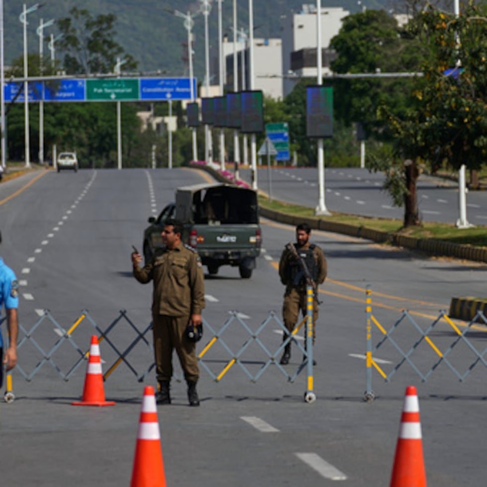 Policías montan guardia en un control de carretera antes de la segunda ronda de negociaciones entre EEUU e Irán en Islamabad, Pakistán, el martes 21 de abril de 2026. (AP Foto/Anjum Naveed)