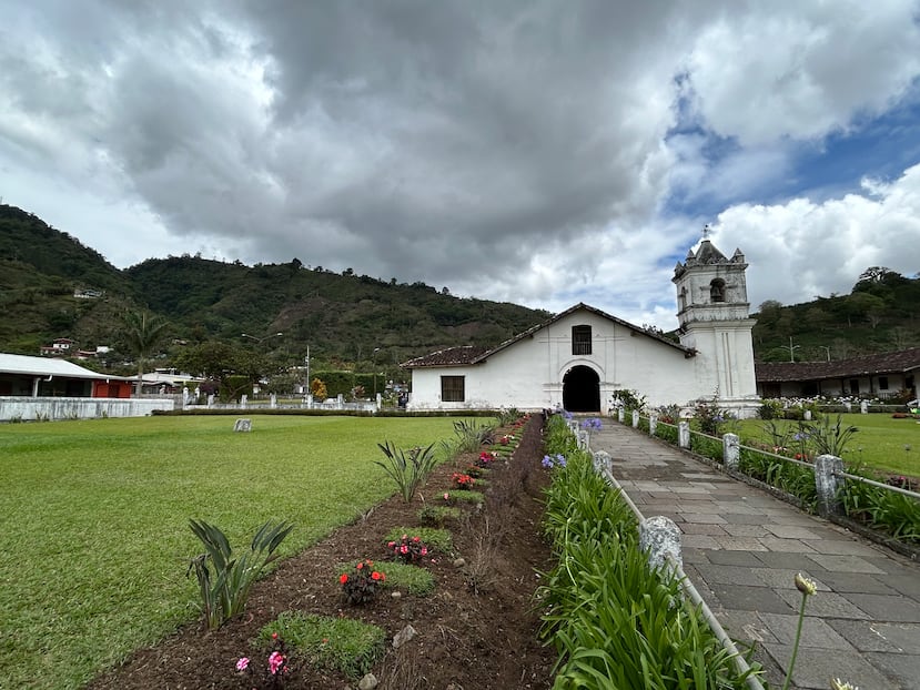 Iglesia de San José de Orosi, construida en 1743, localizada en el pueblo de Orosi, en Costa Rica.