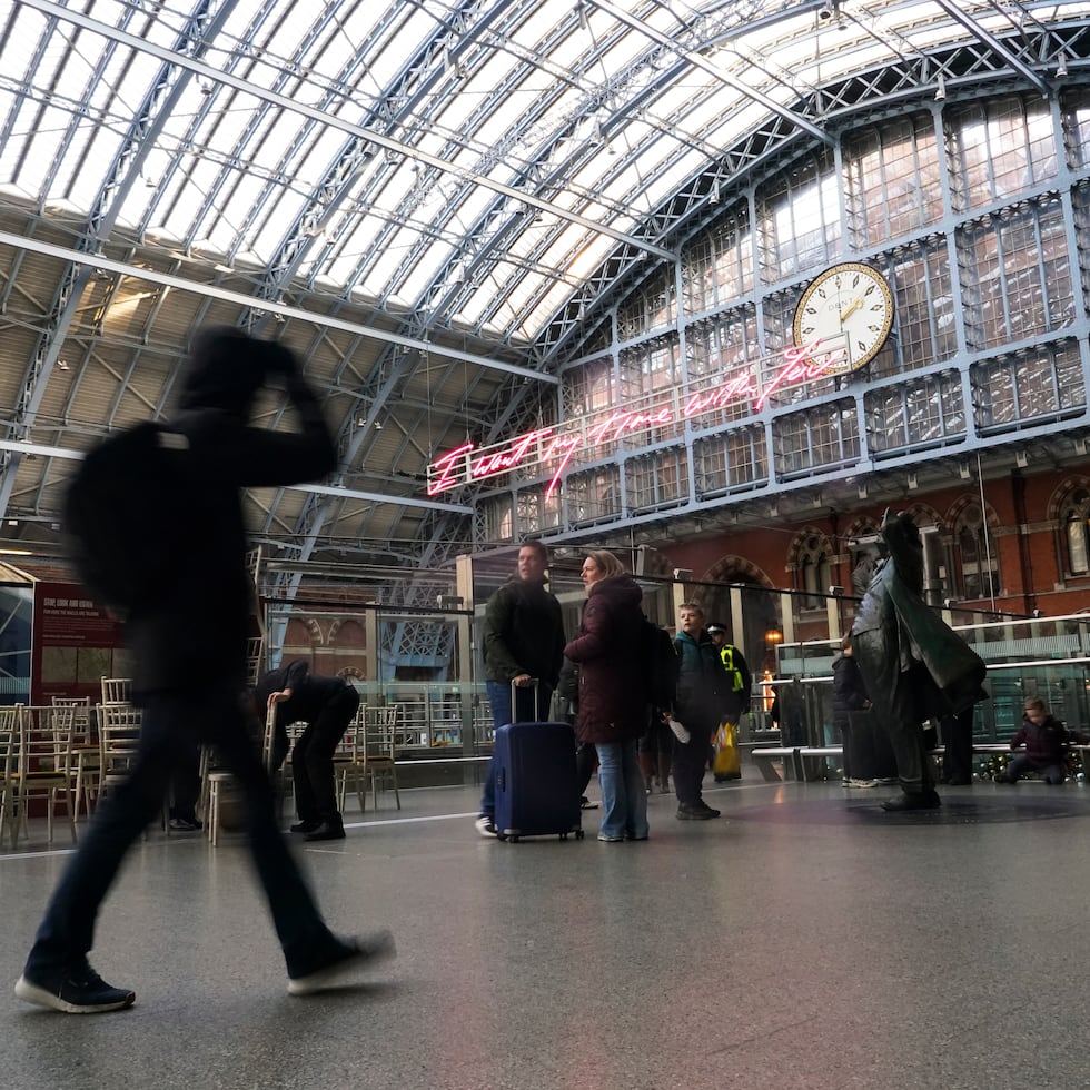 Viajeros esperan un tren de Eurostar en la estación internacional St, Pancras en Londres.