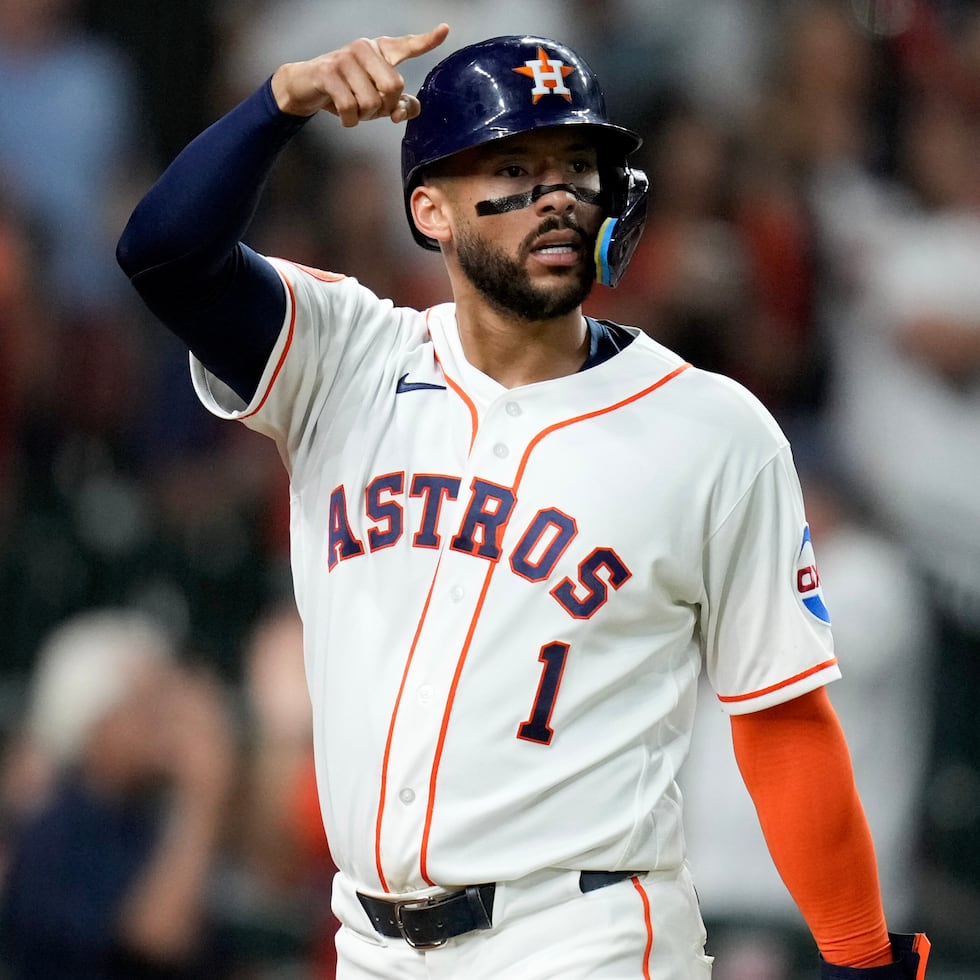 Carlos Correa reacciona al ver Yainer Diaz conectar un sencillo de dos carreras contra los Angels.