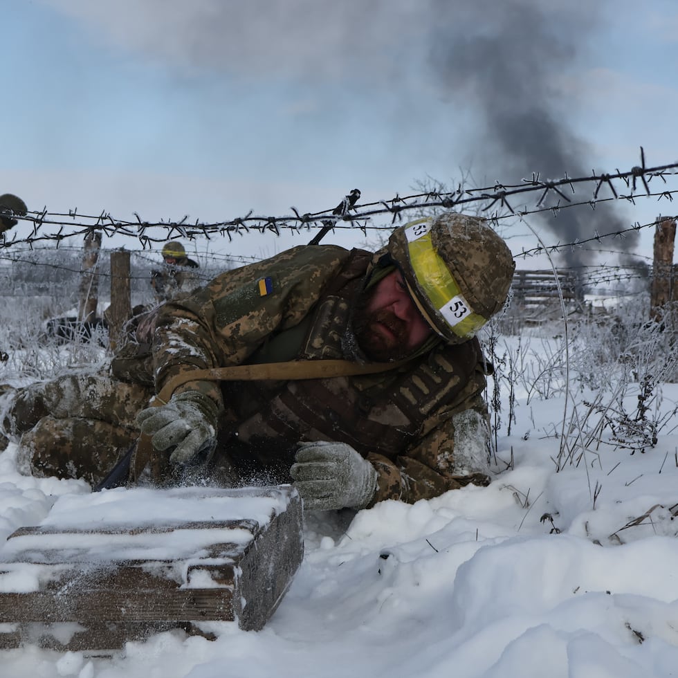En esta imagen, distribuida por la oficina de prensa de la 65ta Brigada Mecanizada del ejército de Ucrania.