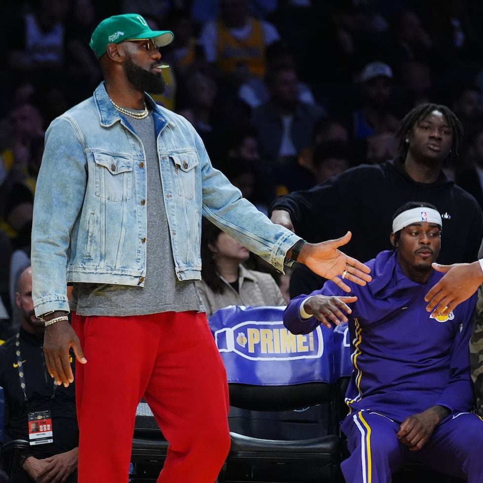 LeBron James (izquierda) felicita a su compañero de equipo Rui Hachimura (28).