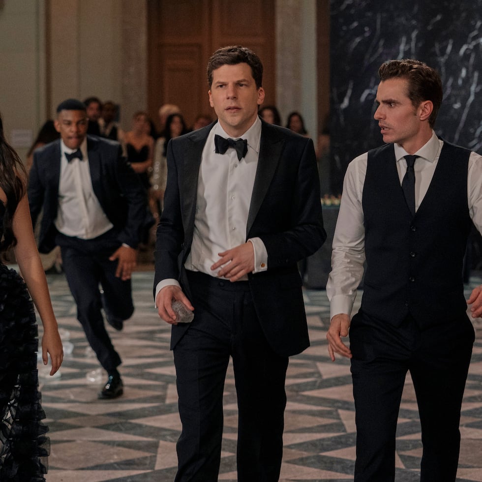 Ariana Greenblatt, Jesse Eisenberg y Dave Franco en una escena de "Now You See Me: Now You Don't." (Katalin Vermes/Lionsgate via AP)