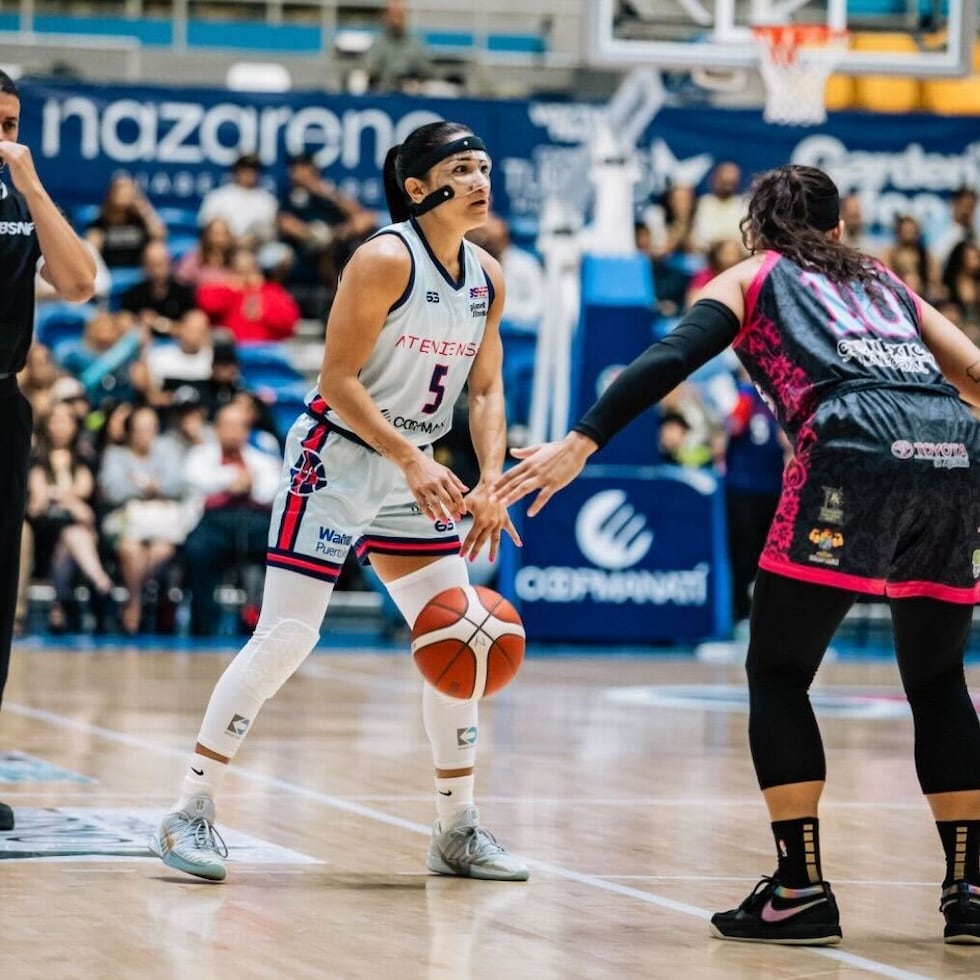 Pamela Rosado utilizó una máscara protectora en el sexto juego de la final luego de sufrir una cortadura en el quinto choque.