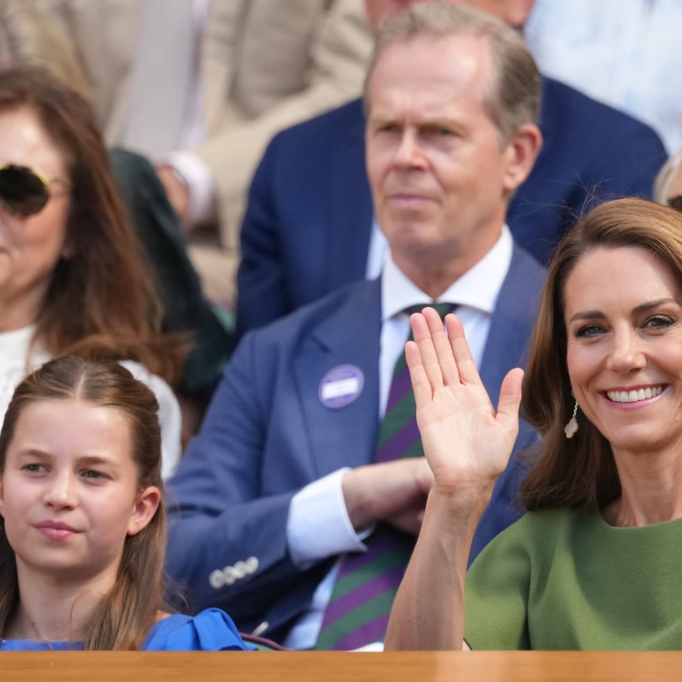 La princesa de Gales saluda desde el "royal box" en el All England Club.