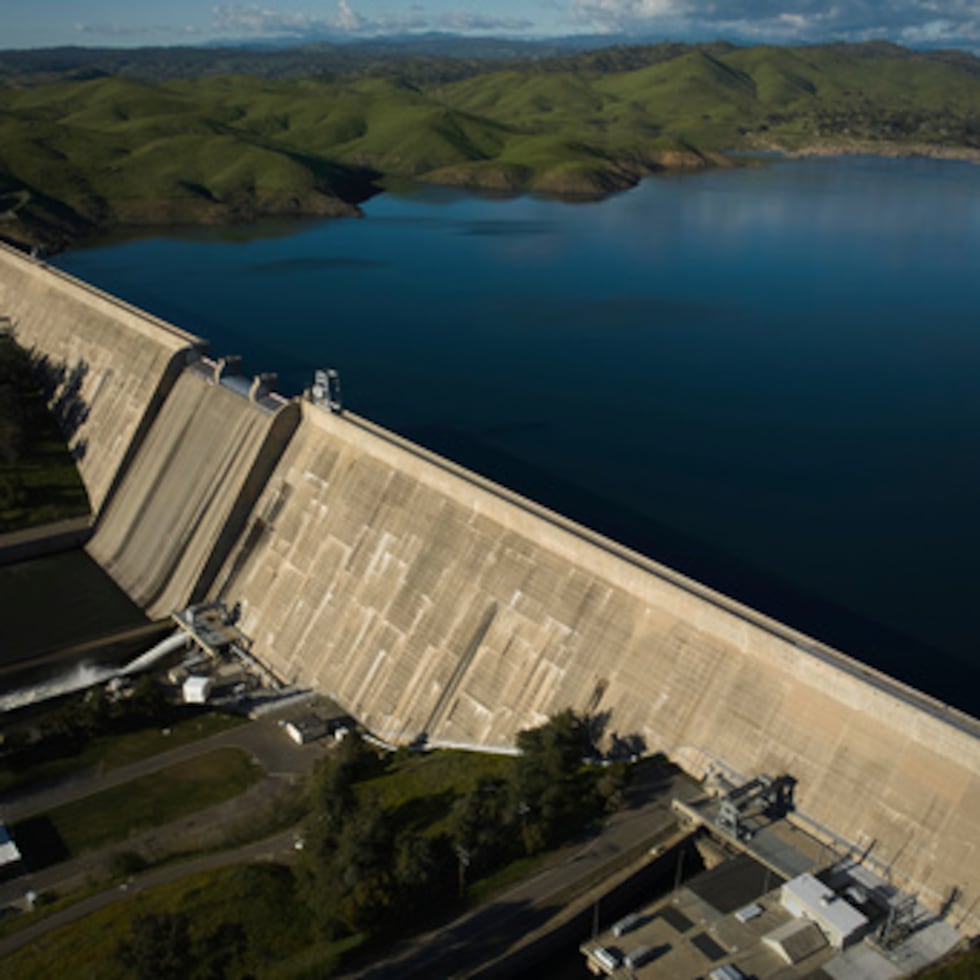 ARCHIVO - Una vista aérea muestra la presa Friant que retiene el lago Millerton en Friant, California.
