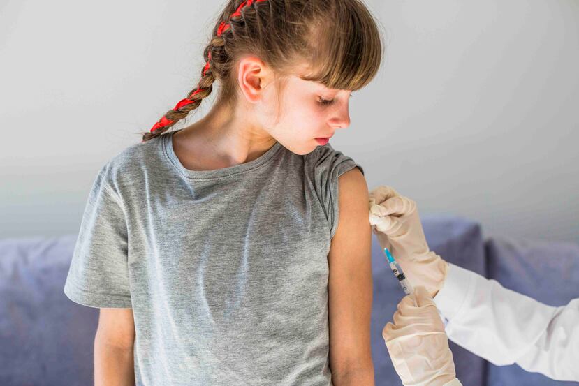 Todavía se desconoce qué tan bien funciona la vacuna contra la influenza en los niños, pero se recomienda la vacunación. (Freepik)
