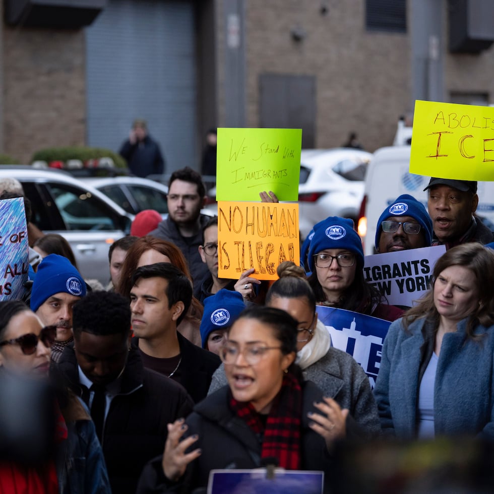 Manifestantes levantan pancartas durante una conferencia de prensa fuera de un edificio federal, el martes 13 de enero de 2026, en Nueva York.