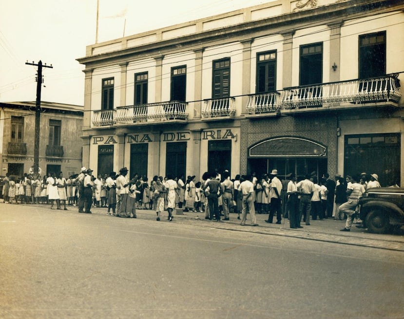 Puertorriqueños haciendo fila para comprar pan en 1942 durante la crisis que provocaron los ataques de submarinos nazis en el Caribe durante ese año.