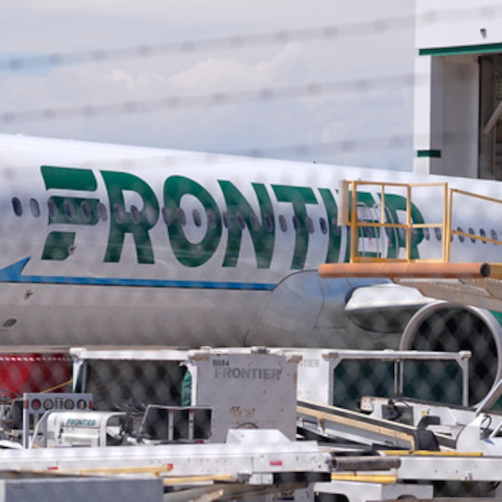 La colisión con el avión de Frontier Airlines mientras despegaba hacia Los Ángeles provocó un incendio en el motor que obligó a los pasajeros a evacuar por toboganes.