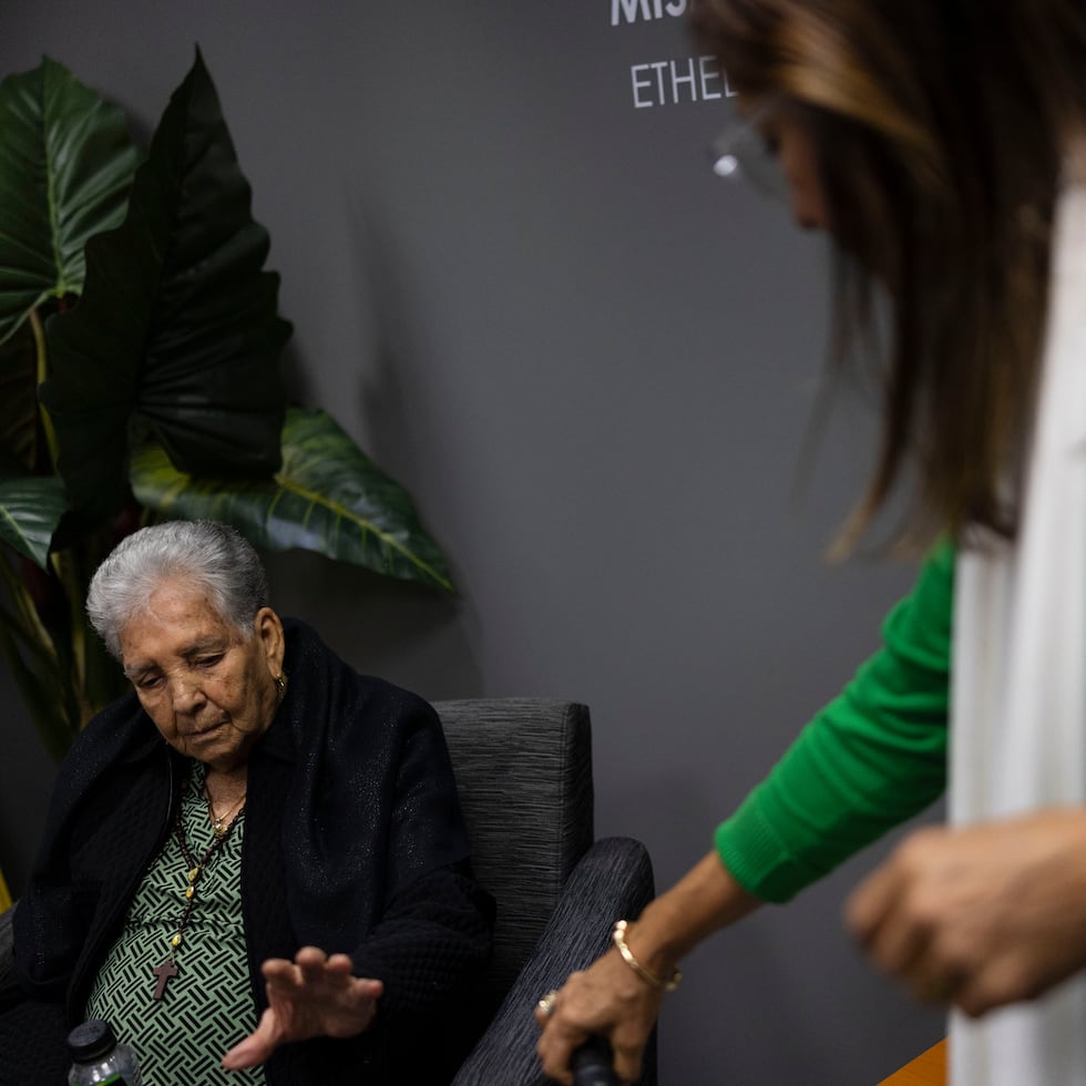 Lourdes Sosa Fonseca junto a su progenitora, Irene Fonseca Ortiz, quien ha sufrido múltiples caídas y tiene un diagnóstico de ceguera.
