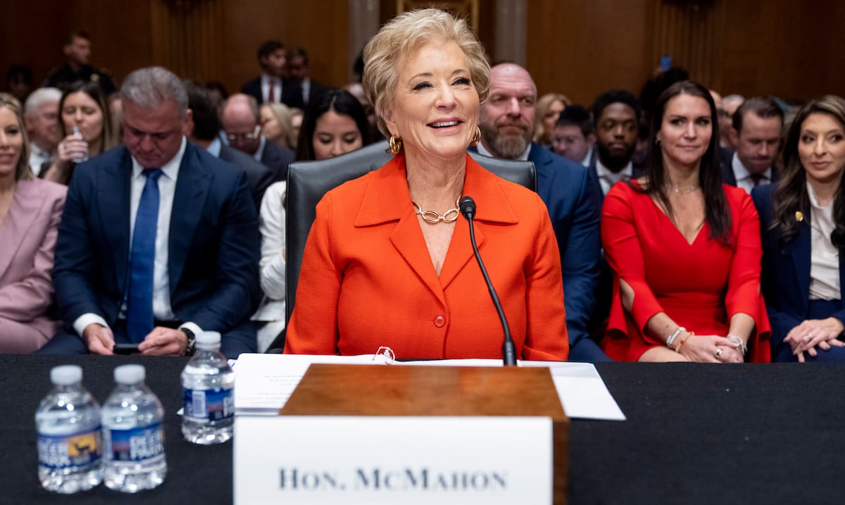 Trump transfiere funciones de educación especial a Salud y derechos civiles a Justicia