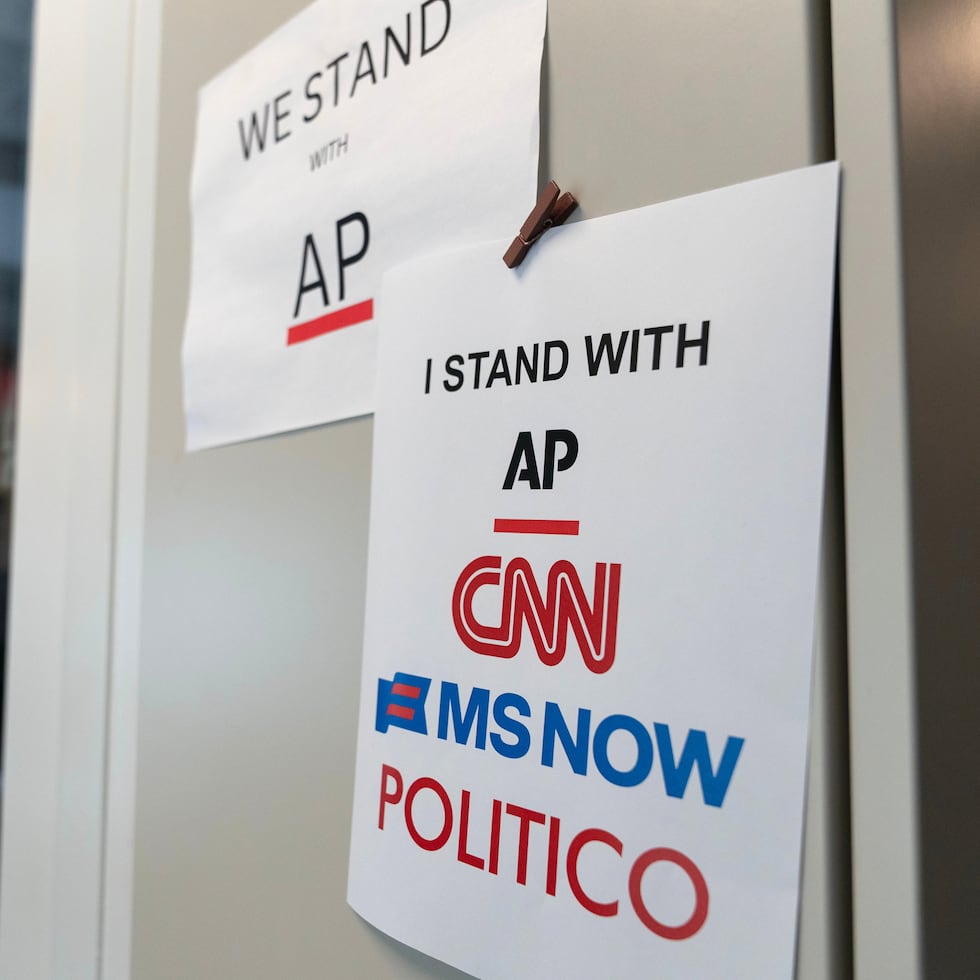 Un letrero en apoyo a los medios de comunicación en la sala de prensa de la Casa Blanca.