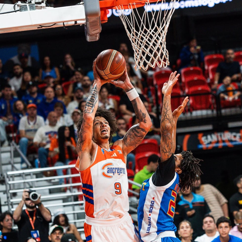 D.J. Wilson, de los Cangrejeros de Santurce, tira al canasto contra los Osos.