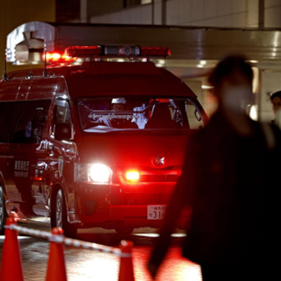 La policía y los equipos de emergencia acuden al lugar de un apuñalamiento mortal en el centro de Tokio el jueves 26 de marzo de 2026. (Kyodo News vía AP)
