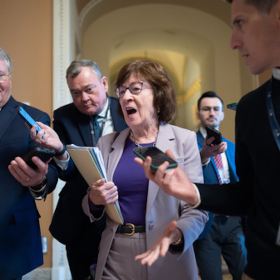 La senadora Susan Collins llega a reunirse con sus colegas republicanos para discutir la propuesta de terminar con el cierre del gobierno federal en el Capitolio de Washington DC.