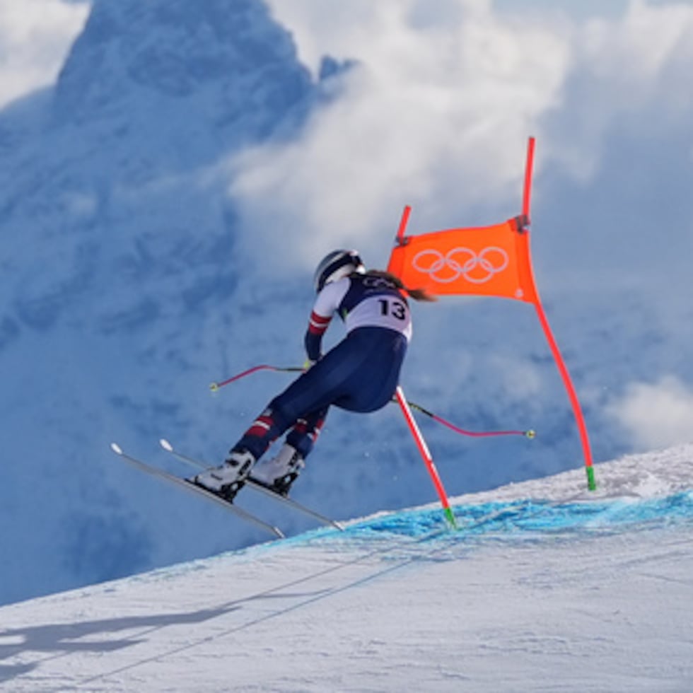 La estadounidense Lindsey Vonn choca contra una puerta durante una carrera de descenso femenino de esquí alpino, en los Juegos Olímpicos de Invierno de 2026, en Cortina d'Ampezzo, Italia, el domingo 8 de febrero de 2026. (AP Photo/Jacquelyn Martin)