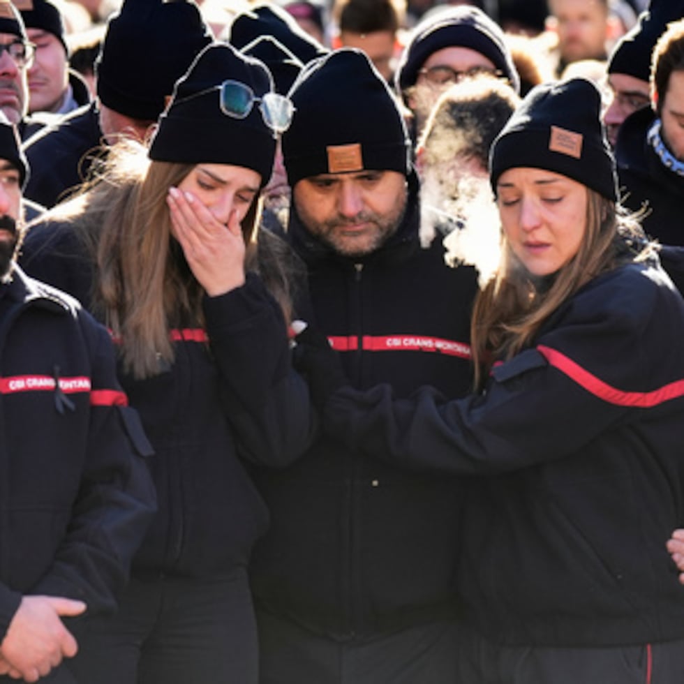 Las 16 últimas víctimas que quedaba por identificar lo fueron a lo largo de esta tarde, la más joven de ellas un chico de quince años (con triple nacional, francesa, israelí y británica) y la mayor de todas, una francesa de 33 años.