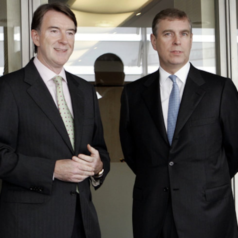 ARCHIVO - El Comisario de Comercio de la UE, Peter Mandelson, a la izquierda, posa con Andrew Mountbatten-Windsor, durante su visita a la sede de la Comisión Europea en Bruselas, el jueves 7 de junio de 2007. (AP Photo/Yves Logghe, Archivo)