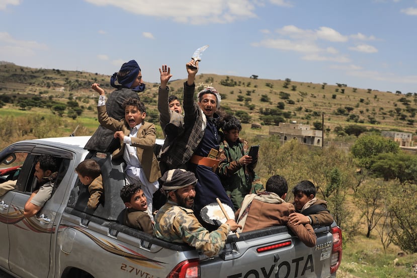 Civiles yemeníes celebran mientras viajan en la parte trasera de una camioneta en el distrito de Bani Matar, Yemen, el sábado 12 de septiembre de 2026, siguiendo un convoy que transporta a prisioneros hutíes liberados en Moca rumbo a Saná, tras la toma de dicha ciudad portuaria del sur del mar Rojo por parte de los hutíes. (Foto AP/STR)