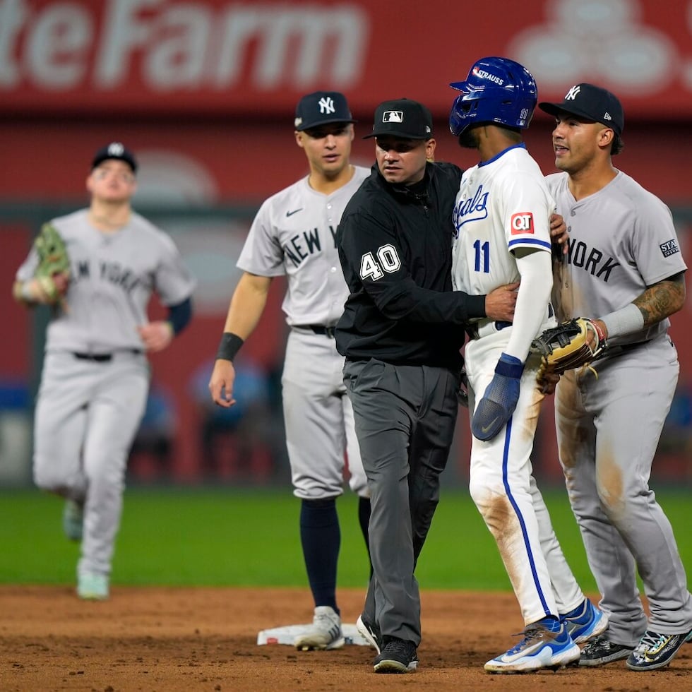 Roberto Ortiz, aquí en las Series Divisionales de la Liga Americana en 2024, tiene un promedio de 100 partidos oficiados por campaña