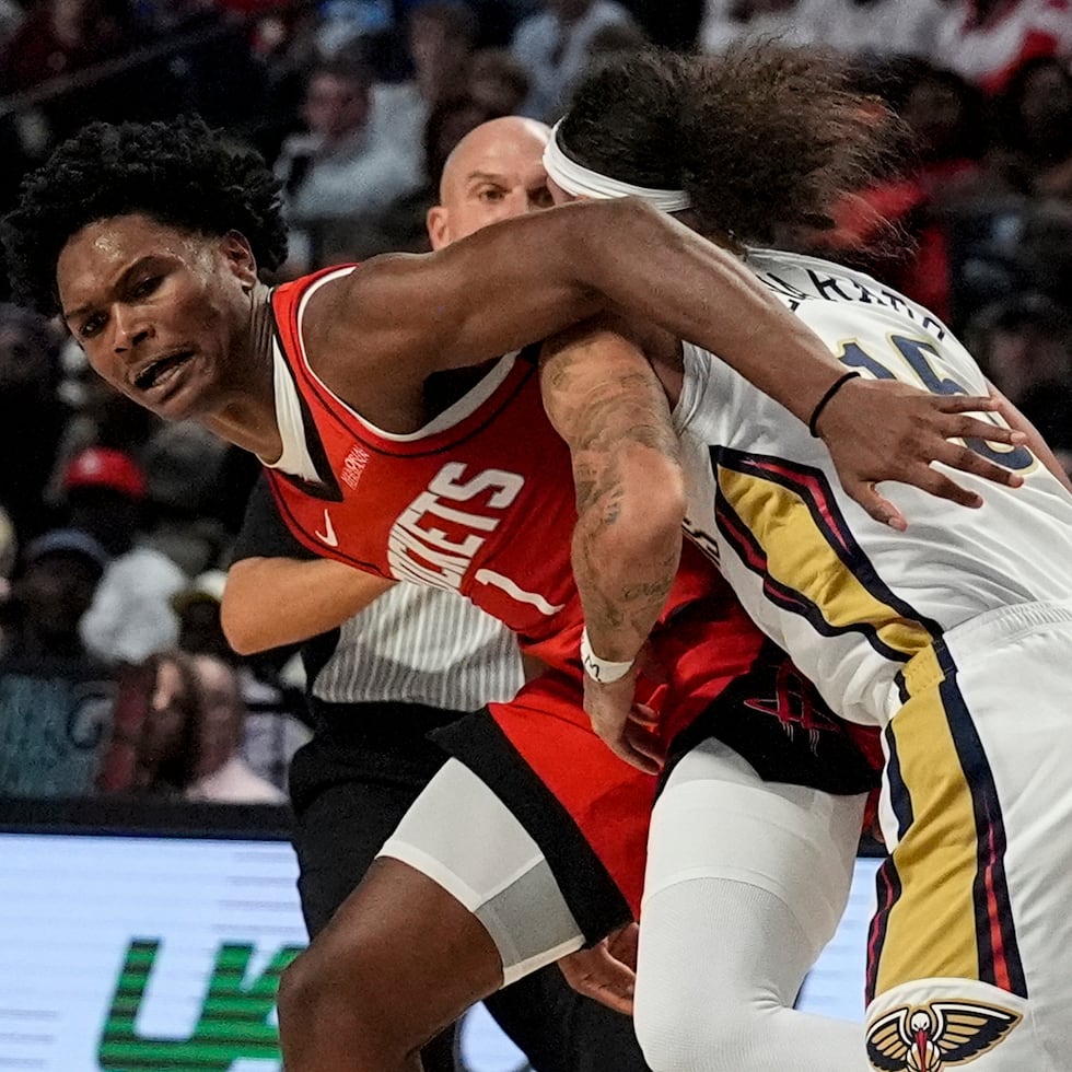 Amen Thompson (1) y José Alvarado (15) enredados durante una jugada en la primera mitad del partido de pretemporada.