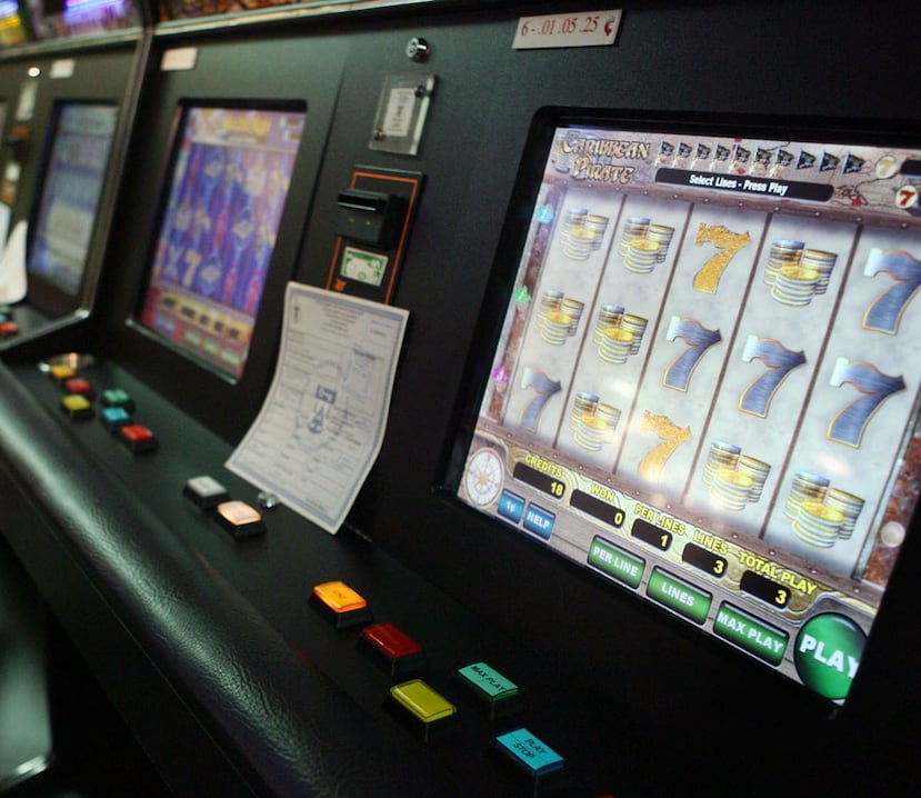 El grupo acusado incluye a una agente de la Policía estatal, identificada como Wanda Echevarría Cruz, y al oficial Jaime Ortiz Santiago, de la Policía Municipal de Cayey. (GFR Media)