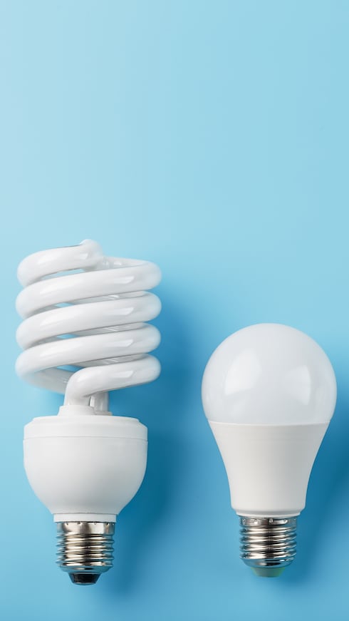 El hogar promedio puede ahorrar cerca de $225 al año al utilizar luces LED. Reemplazar luces viejas por bombillas LED de bajo consumo reduce el consumo eléctrico y te ayuda a ahorrar dinero.