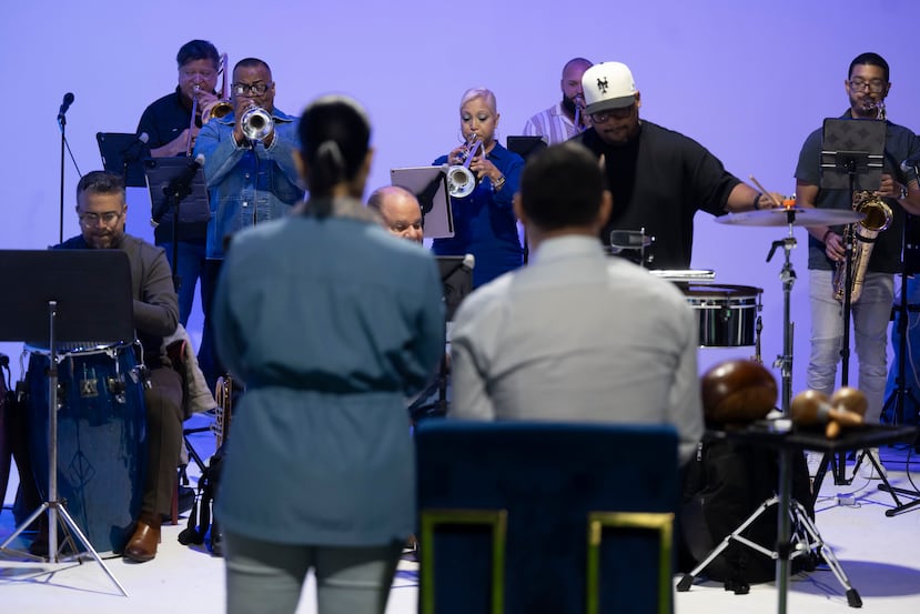 El "Caballero de la Salsa", Gilberto Santa Rosa comenzó el proceso de ensayos hace unos días, luego de tomarse unas semanas de vacaciones navideñas junto a su orquesta.