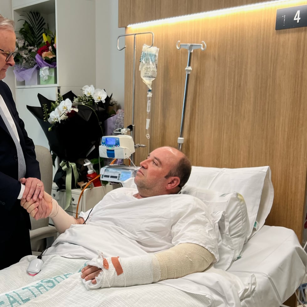 En esta imagen distribuida por la oficina del primer ministro de Australia, el primer ministro Anthony Albanese visita a Ahmed al Ahmed en el hospital St George de Sydney, el 16 de diciembre de 2025.