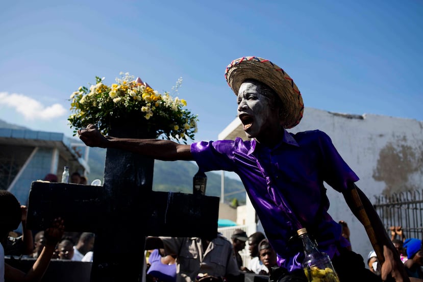 En el festival Fete Gede, que se dedicó a los muertos y duró dos días, los seguidores del santo del vudú, Baron Samedi, se pintaron el rostro y se reunieron para celebrar la vida y recordar a sus seres queridos. (AP)