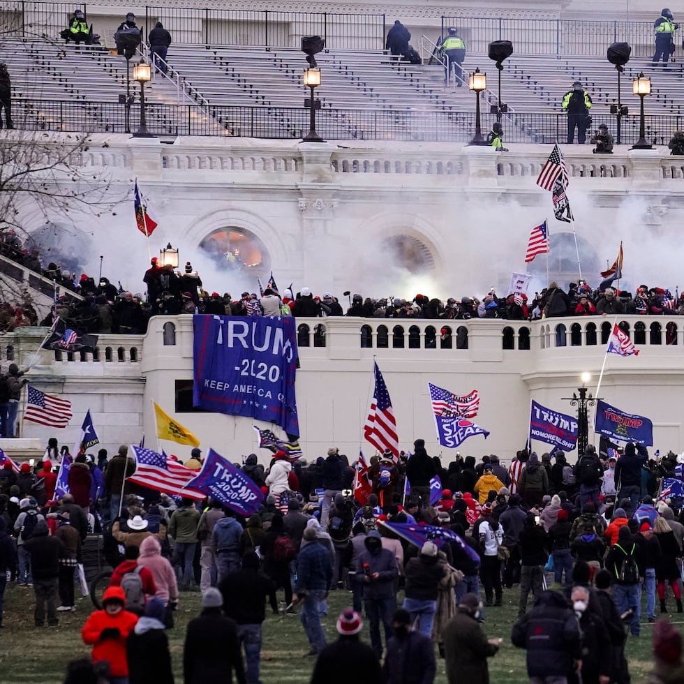 El ataque al Capitolio de Estados Unidos del 6 de enero de 2021 interrumpió la certificación del conteo de votos de las elecciones presidenciales de 2020, ganadas por el demócrata Joe Biden.