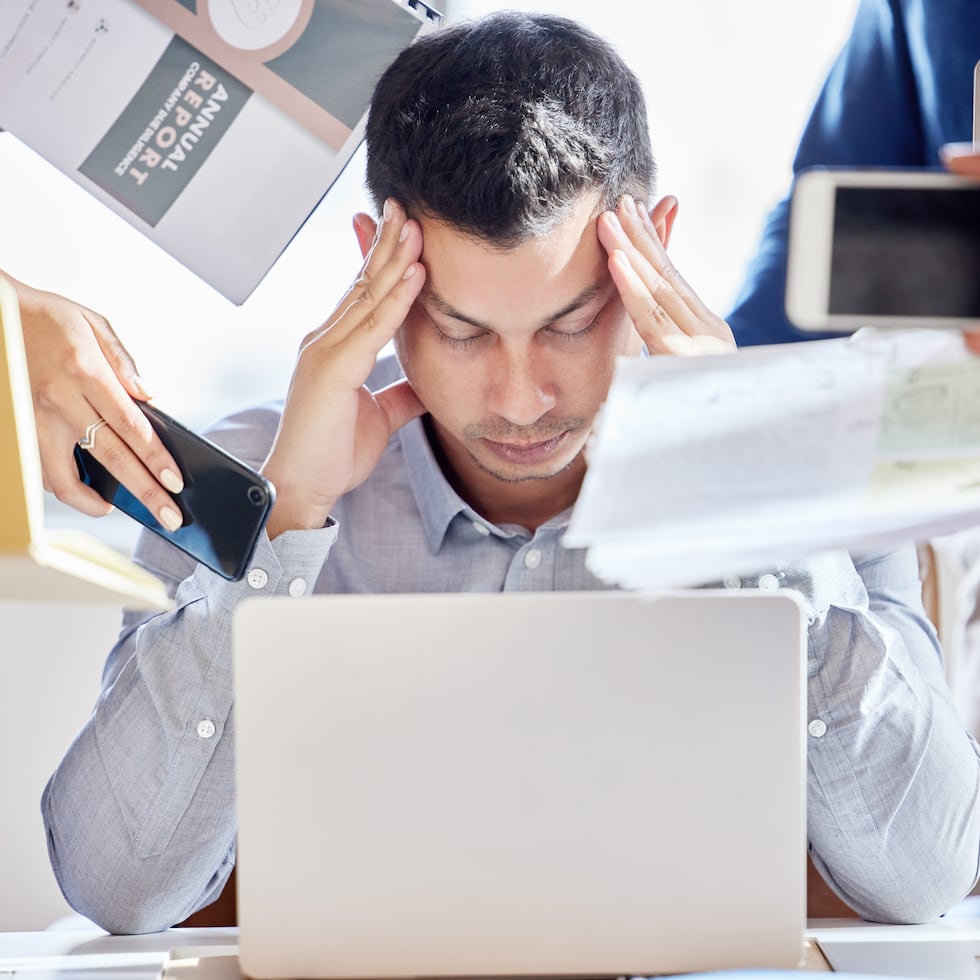 Suele ocurrir en profesiones o empleos, que mayormente son caracterizados por mucho estrés, en los que tienen que cumplir con muchas responsabilidades o que tienen una carga laboral excesiva y periodos cortos de descanso.