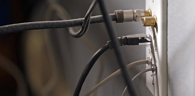 Las compañías han estado instalando más de 10 millones de millas (16 millones de kilómetros) de fibra óptica anualmente, lo que aumenta el riesgo de daños por excavadoras y palas. (AP)