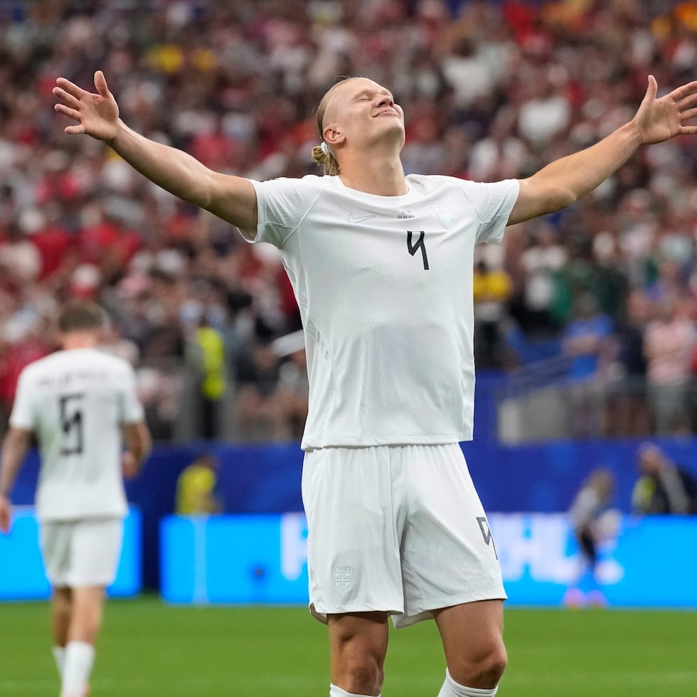 Erling Haaland celebra tras anotar el segundo gol de Noruega en el partido contra Costa de Marfil.