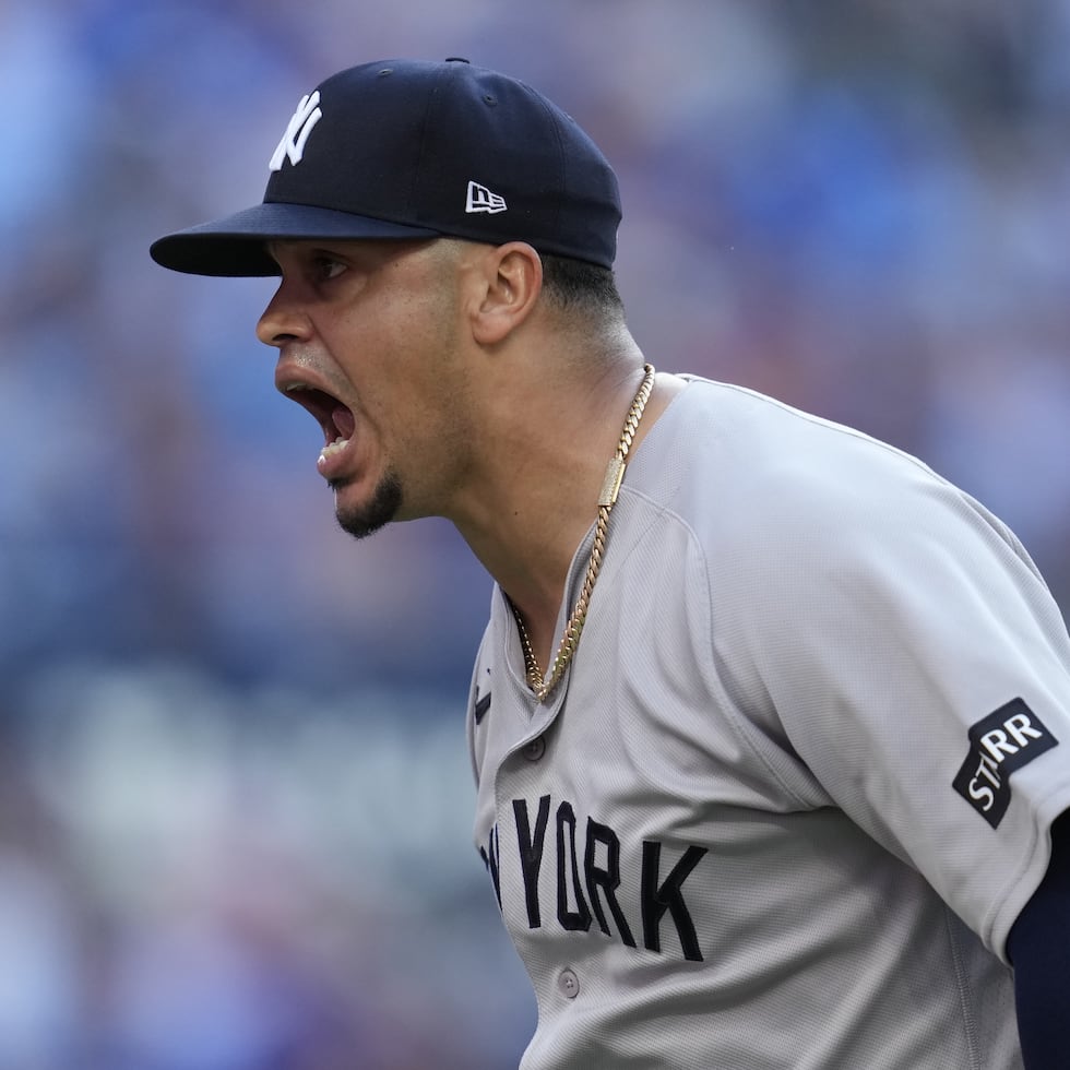 Fernando Cruz celebra luego de sacar el tercer out en la octava entrada con las bases llenas.