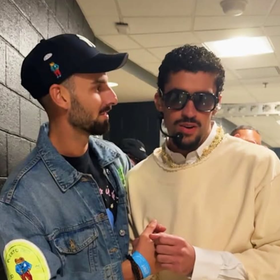 Bad Bunny, a la derecha, saluda al joven español Jesús Rivas, a la izquierda.