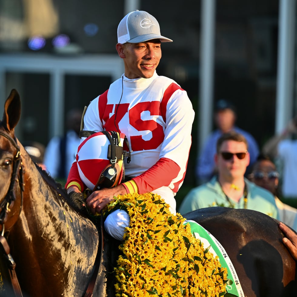 Jose Luis Ortiz, aquí en su victoria en el Preakness de 2022 sobre Early Voting, buscará este sábado ganar la segunda pata de la Triple Corona, luego de su triunfo hace dos semanas en el Kentucky Derby.